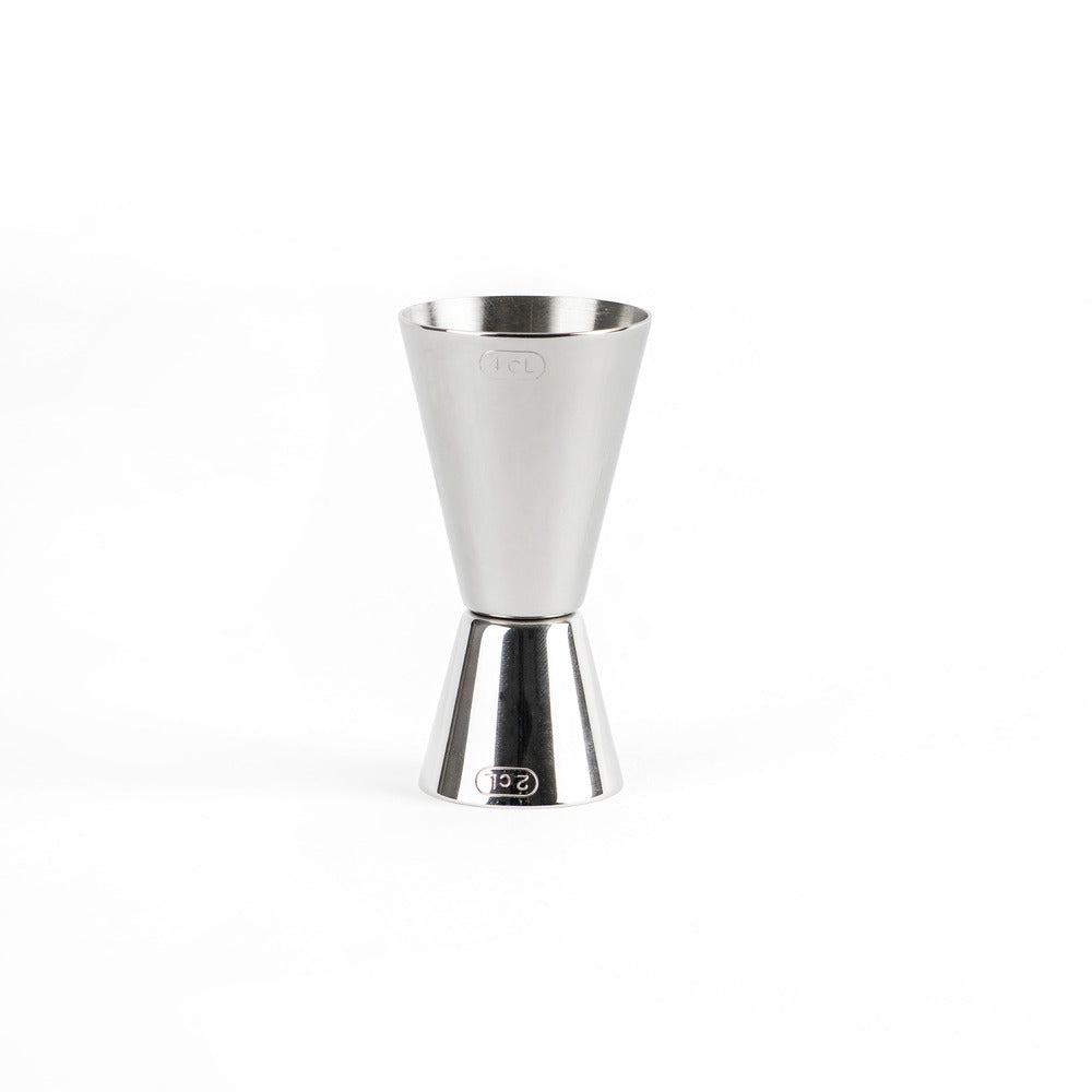 Dosificador de metal brillante con forma cónica y base de tambor, sobre fondo blanco.