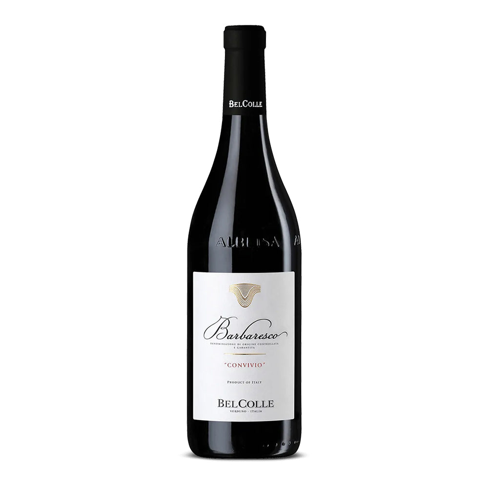 bottiglia di vino rosso Barbaresco Convivio Bel Colle con etichetta bianca e scritte nere e rosse su sfondo bianco