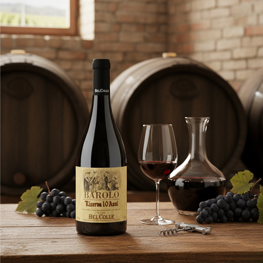 Bouteille de vin Barolo Riserva 10 anni Bel Colle, verre et carafe avec vin rouge, grappes de raisin noir sur table en bois, cave avec barriques.