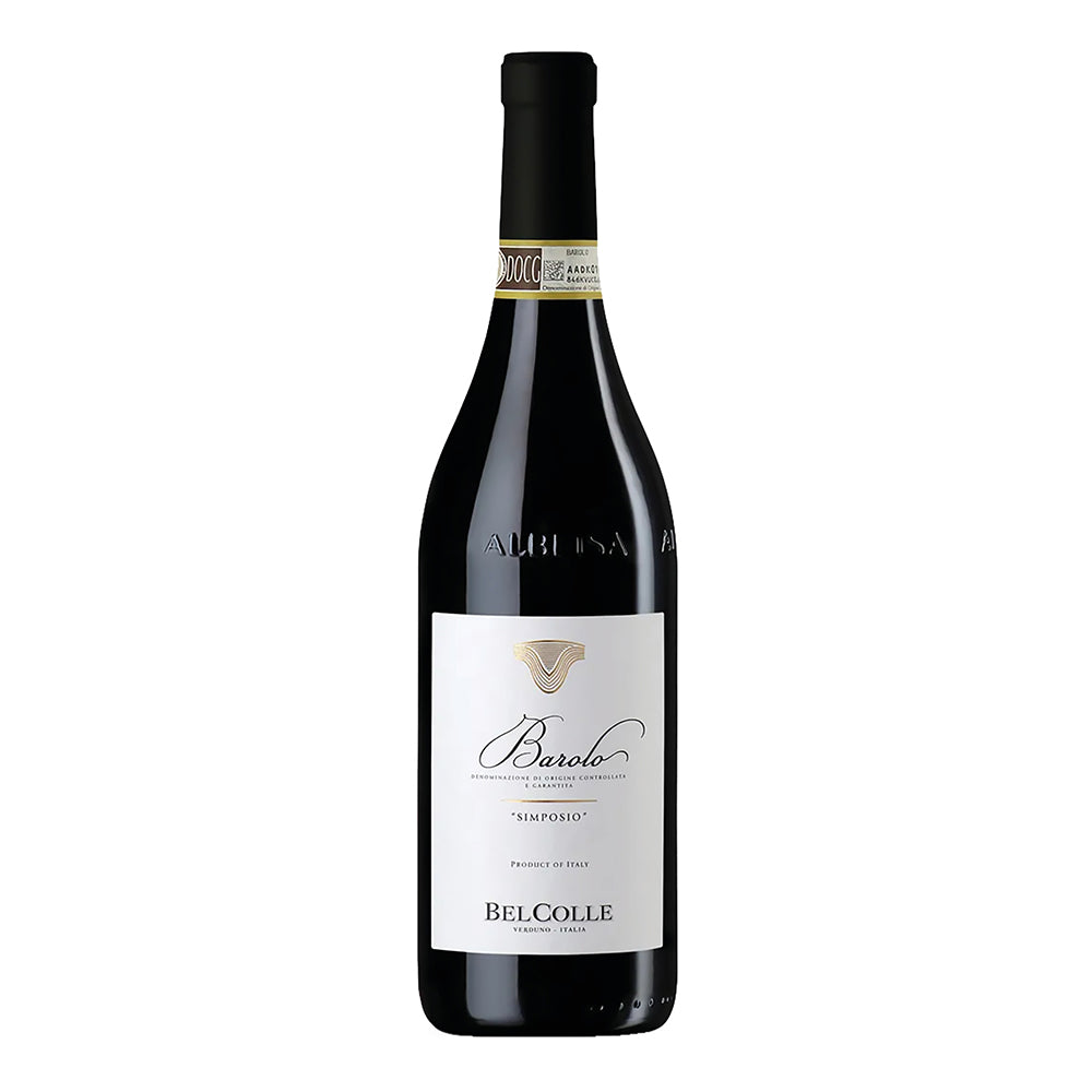 Bouteille de vin Barolo avec étiquette blanche, inscription noire et détails dorés, bouchon noir et verre sombre, fond blanc.