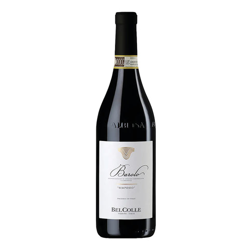 Bottiglia di vino Barolo con etichetta bianca, scritta nera e dettagli dorati, tappo nero e vetro scuro, sfondo bianco.