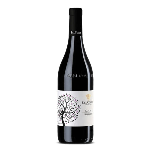 Bottiglia di vino rosso Belcolle Langhe Nebbiolo con etichetta bianca decorata da albero stilizzato nero con foglie viola, vetro scuro.
