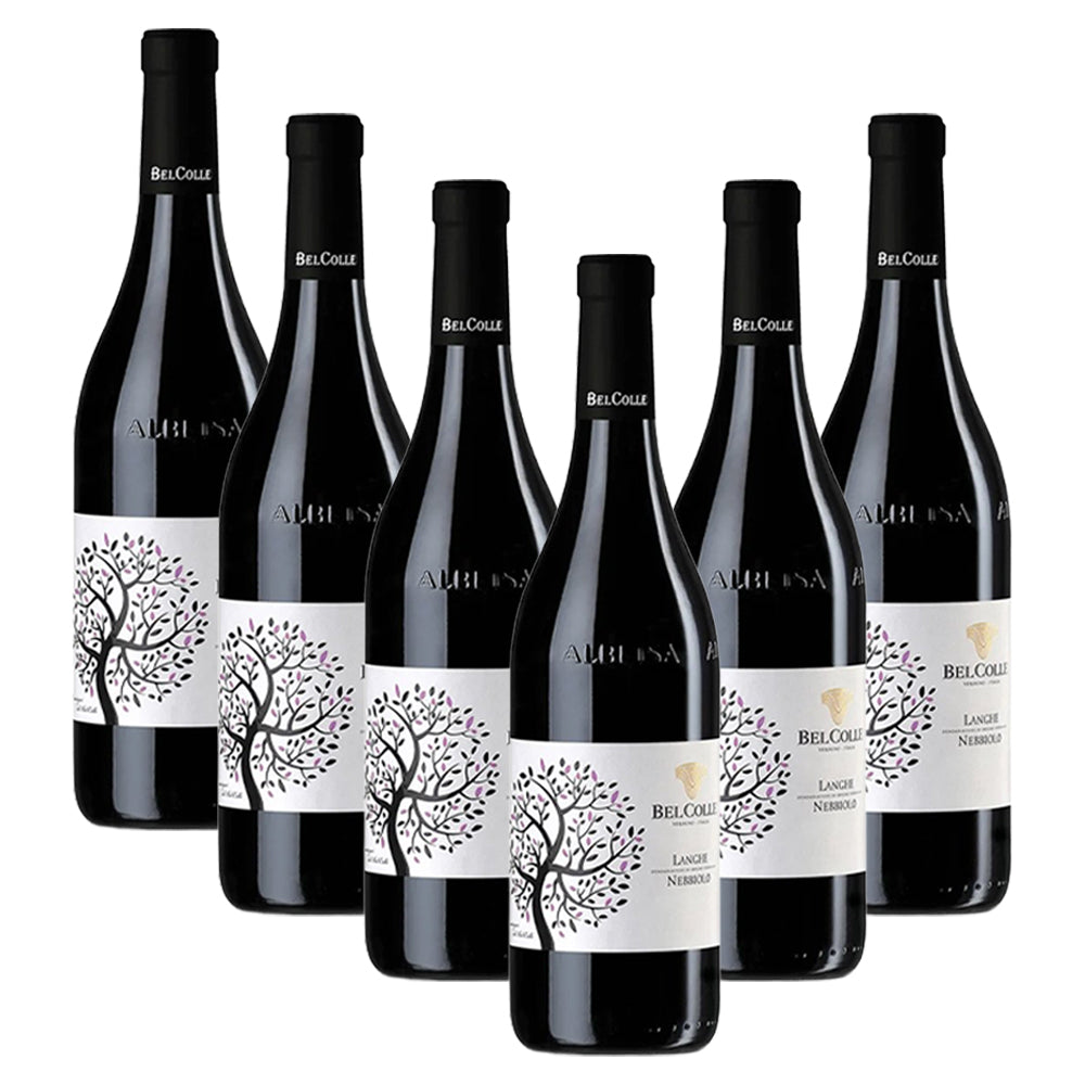 Sei bottiglie di vetro scuro con etichette bianche raffiguranti un albero stilizzato e scritte Bel Colle Langhe Nebbiolo.