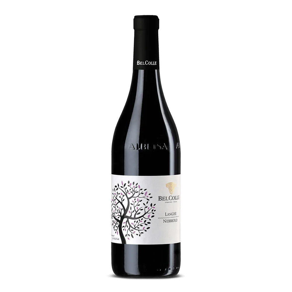 bottiglia di vino rosso con etichetta bianca decorata da albero stilizzato con foglie viola, testo BelColle Langhe Nebbiolo, sfondo bianco