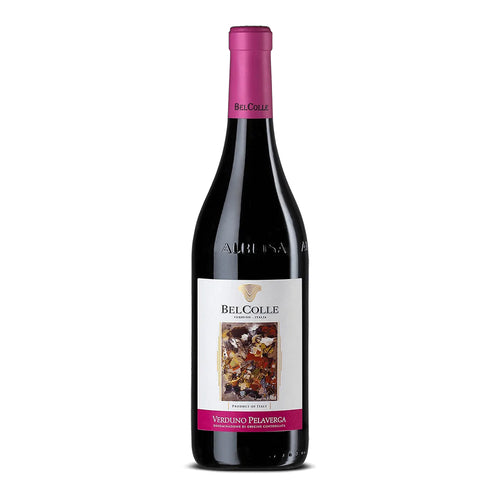 bottiglia di vino BelColle Verduno Pelaverga con etichetta bianca, scritte nere e fucsia, chiusura in capsula fucsia, sfondo bianco isolato