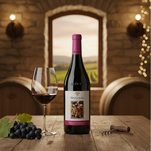 Bottiglia di vino rosso Bel Colle Verduno Pelaverga con calice, grappolo d'uva nera e cavatappi su tavolo in legno in cantina.