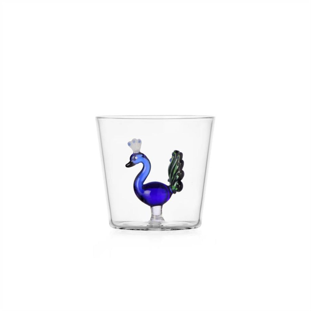 Vaso transparente con un pavo real azul en el interior, decorado con cola verde y cresta blanca.