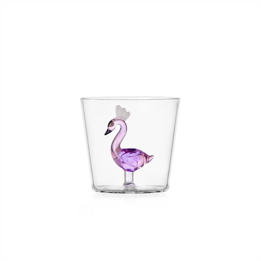 Vaso transparente con un ornamento en forma de cisne rosa en el interior, con detalles blancos y transparentes.