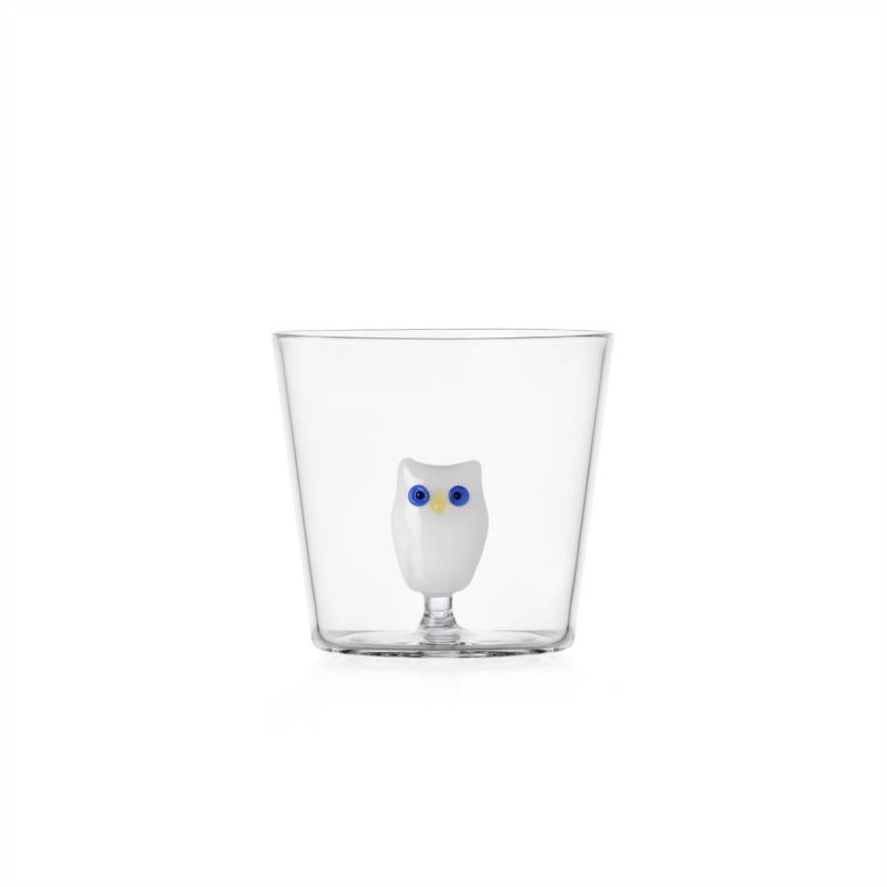 Vaso transparente con un búho de cerámica blanca en el interior, con ojos azules y pico amarillo.