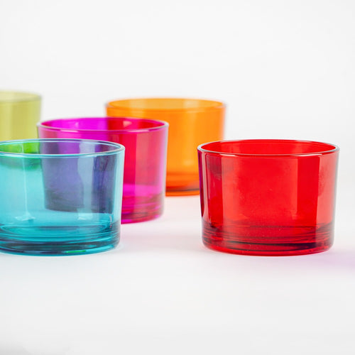Cinque bicchieri di plastica colorati: azzurro, viola, rosa, arancione e rosso, disposti su fondo bianco.