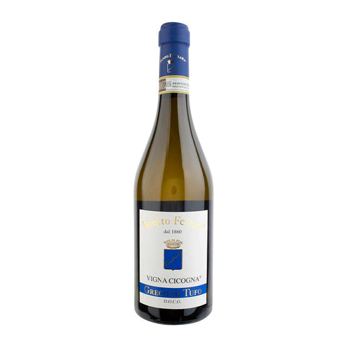 Bouteille de vin blanc avec étiquette blanche et bleu clair avec inscriptions Benito Ferrara, Vigna Cicogna, Greco di Tufo sur fond blanc