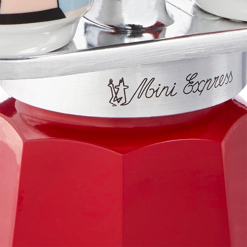 particolare di moka rossa con logo e scritta Mini Express su banda metallica argentata