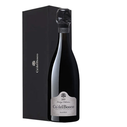 Ca' del Bosco Franciacorta Flasche in schwarzer Verpackung, mit hellem Etikett und eleganten Details, Jahrgang 2019.