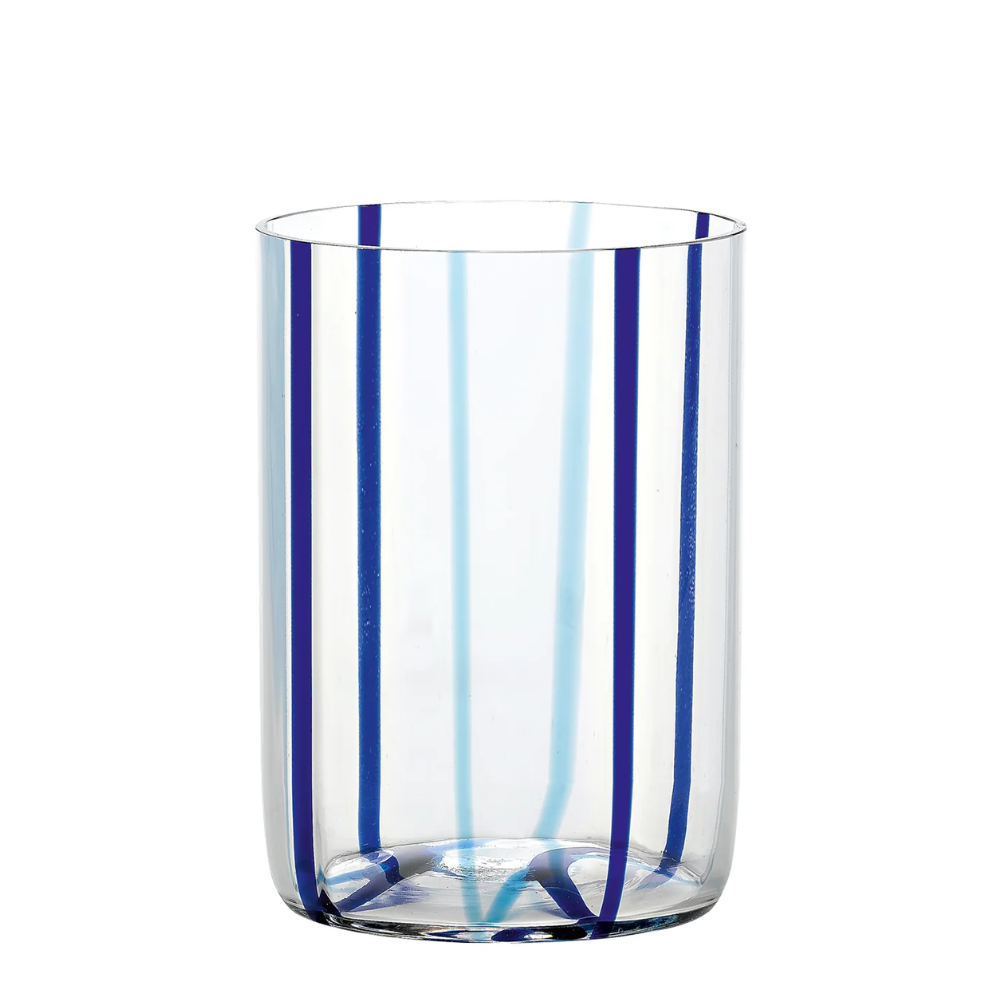 Bicchiere cilindrico trasparente in vetro con strisce verticali blu di varie tonalità, sfondo bianco.