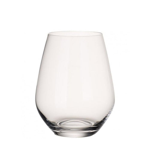 Transparentes konisches Glas, ohne Verzierungen, auf weißem Hintergrund sichtbar.