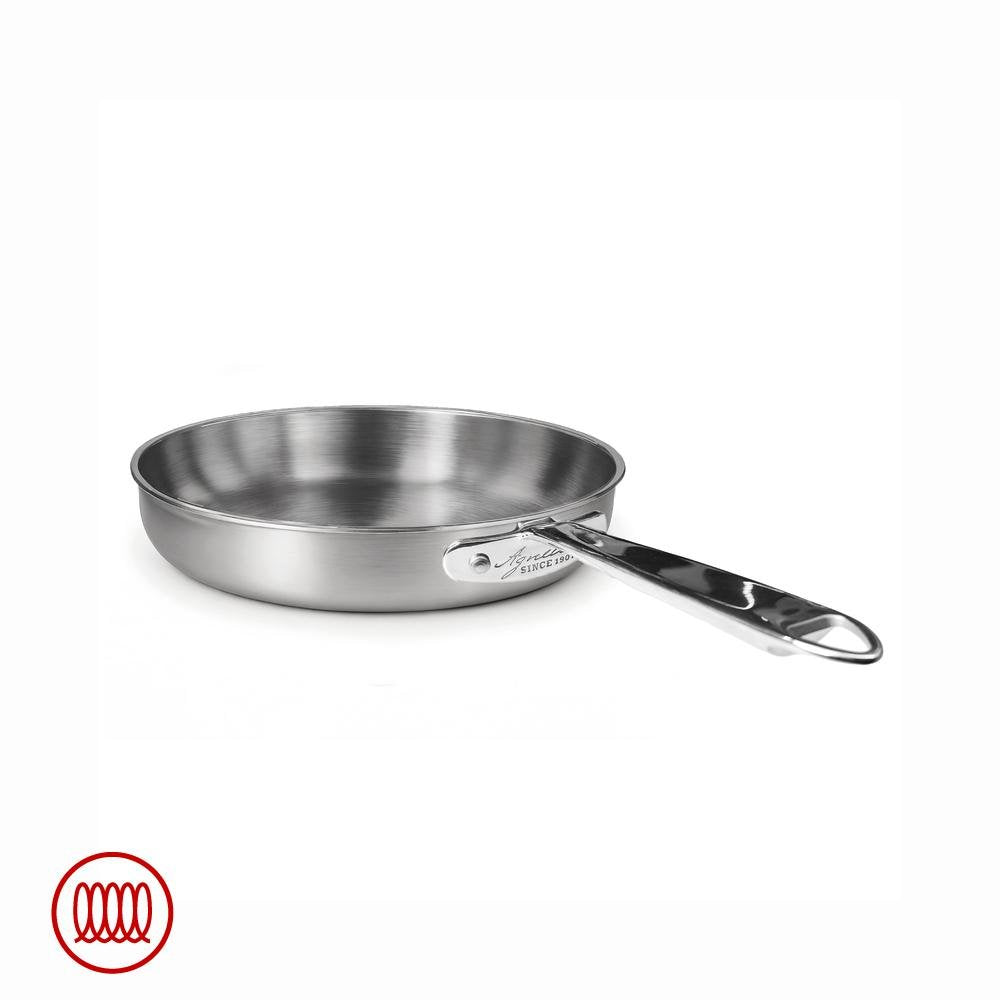 Padella rotonda in acciaio inox con manico in metallo lucido, su sfondo bianco, logo rosso spirale in basso a sinistra.