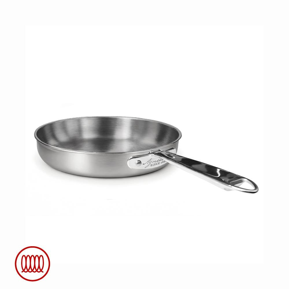 Padella rotonda in acciaio inox con manico lungo e foro per appendere, superfici lisce e riflettenti su sfondo bianco.
