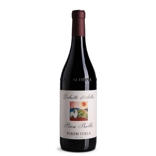 Bottiglia di vino rosso con etichetta bianca e disegno colorato, recante il nome "Dolcetto d'Alba" e "Poderi Colla".