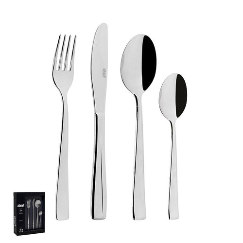 Set di posate in acciaio inox lucido: una forchetta, un coltello, un cucchiaio grande e un cucchiaino. Scatola nera come sfondo.