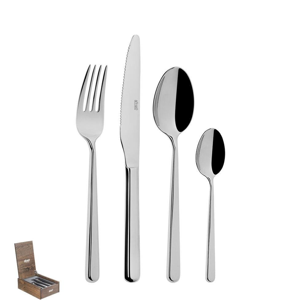 Set di posate in acciaio inox lucido, composto da un coltello, una forchetta, un cucchiaio grande e uno piccolo, accanto a una scatola di legno.