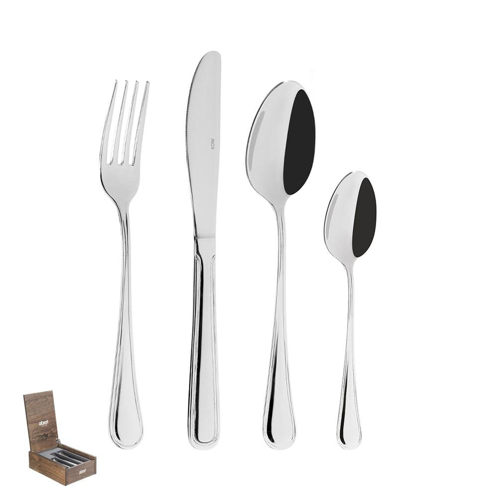 Set di posate in acciaio lucido composto da un coltello, una forchetta, un cucchiaio grande e uno piccolo, accanto a una scatola in legno.