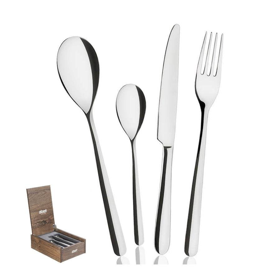Set di posate in acciaio lucido, composto da un cucchiaio grande, un cucchiaino, un coltello e una forchetta, insieme a una scatola in legno.