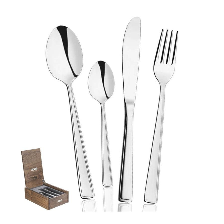 Set di posate in acciaio inox, composto da cucchiaio grande, cucchiaio piccolo, coltello e forchetta, con scatola in legno chiaro.