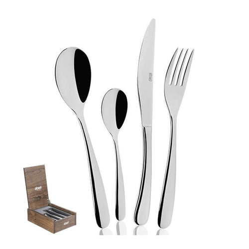Set di posate in acciaio inox lucido, composto da cucchiaio, cucchiaino, forchetta e coltello, accanto a una scatola di legno.