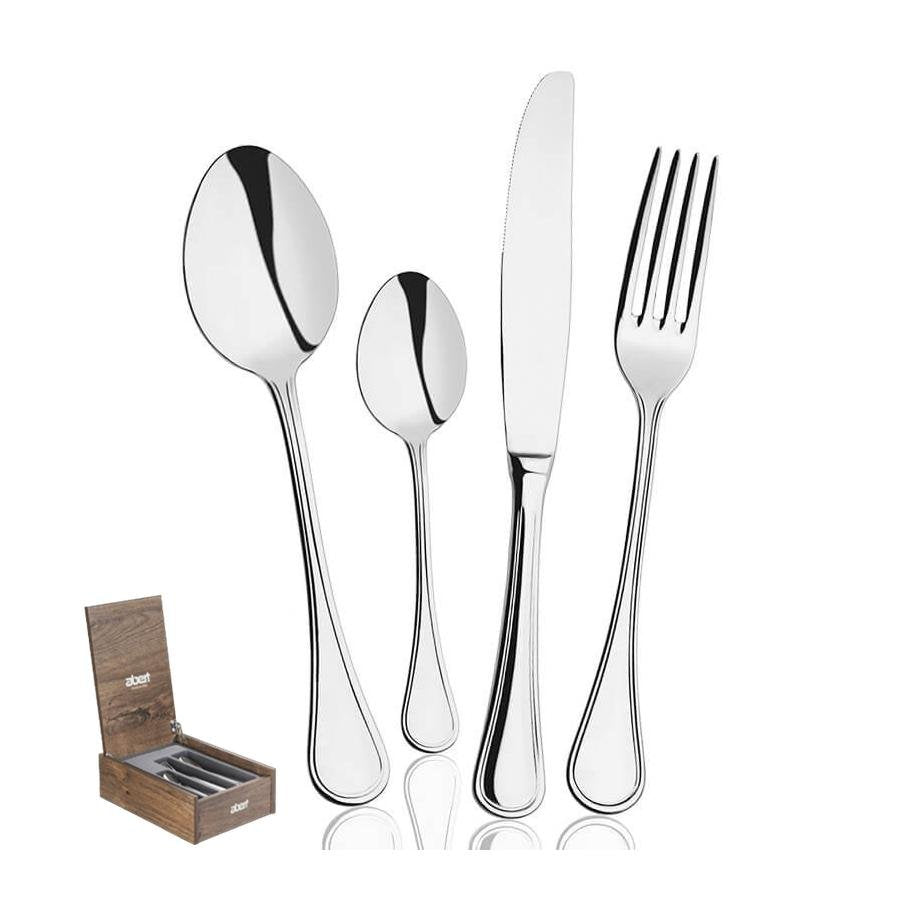 Set di posate in acciaio inox lucido, composto da cucchiaio, cucchiaino, coltello e forchetta, con un elegante box in legno.
