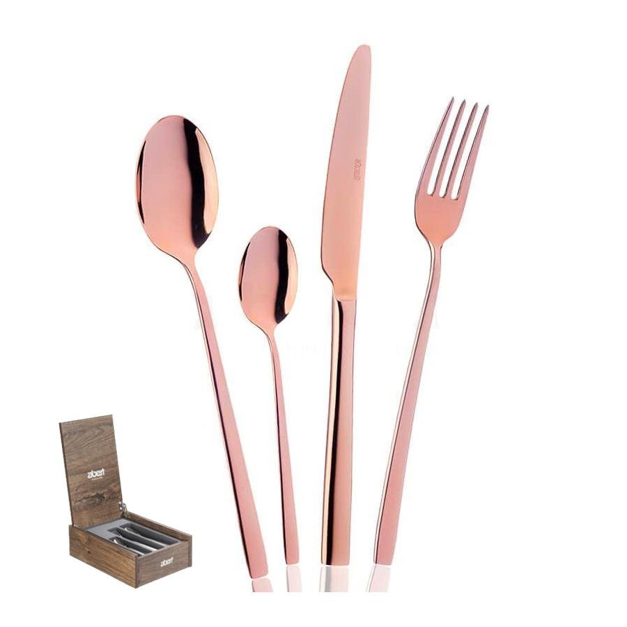 Set di posate in acciaio inossidabile color rame, composto da cucchiaio, cucchiaino, coltello e forchetta, presentato in una scatola di legno.