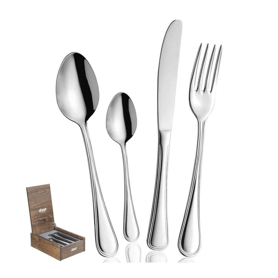 Set di posate in acciaio inox lucido, composto da cucchiaio grande, cucchiaino, coltello e forchetta, accanto a una scatola in legno.