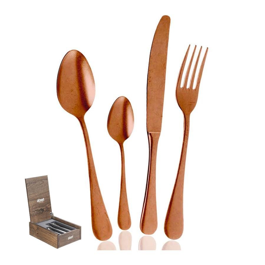 Set de couverts couleur cuivre, composé d'une cuillère, d'une cuillère à café, d'une fourchette et d'un couteau, avec étui en bois.