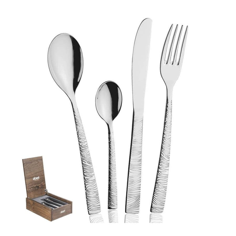 Set di posate in acciaio inox lucido, composto da un coltello, una forchetta, un cucchiaio grande e uno piccolo, presentati in una scatola di legno.
