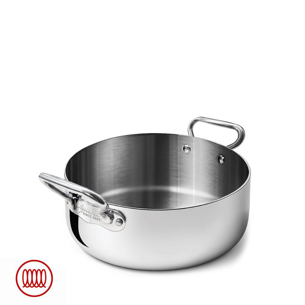 Casserole basse ronde en acier inoxydable poli avec deux petites poignées métalliques, fond blanc, symbole spirale rouge en bas à gauche.