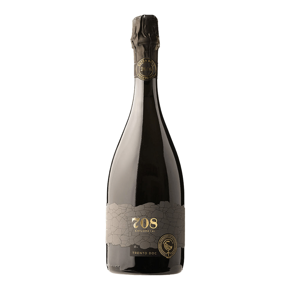 Trento DOC mousserende wijnfles met zwart en goud etiket, elegant design, kurkdop bovenop.