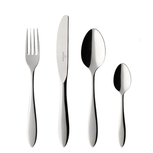 Set di posate in acciaio inox lucido composto da forchetta, coltello, cucchiaio grande e cucchiaino, sfondo bianco.