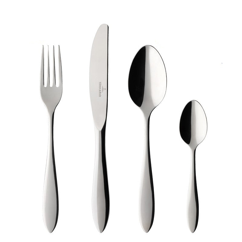 Set di posate in acciaio inox lucido composto da forchetta, coltello, cucchiaio grande e cucchiaino, sfondo bianco.