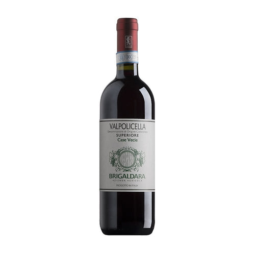Valpolicella Superiore Rotweinflasche, helles Etikett mit Ornamenten und grünen Details, roter Verschluss.