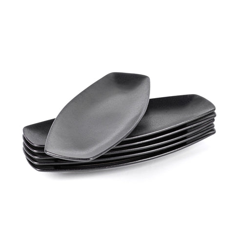 Set d'assiettes ovales noires, empilées, avec surface mate et bords arrondis, sur fond blanc.