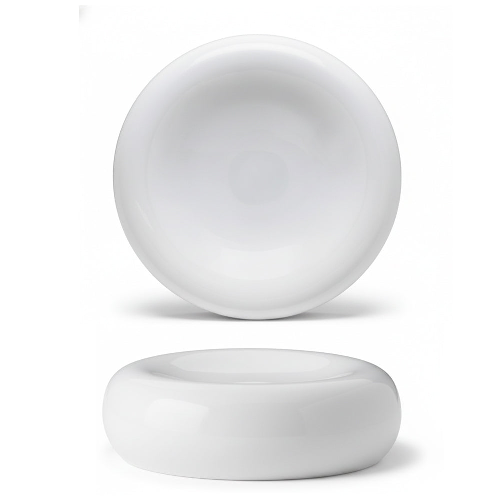 contenitore rotondo bianco lucido in ceramica con bordo arrotondato e superficie liscia visto dall'alto e di profilo su sfondo bianco