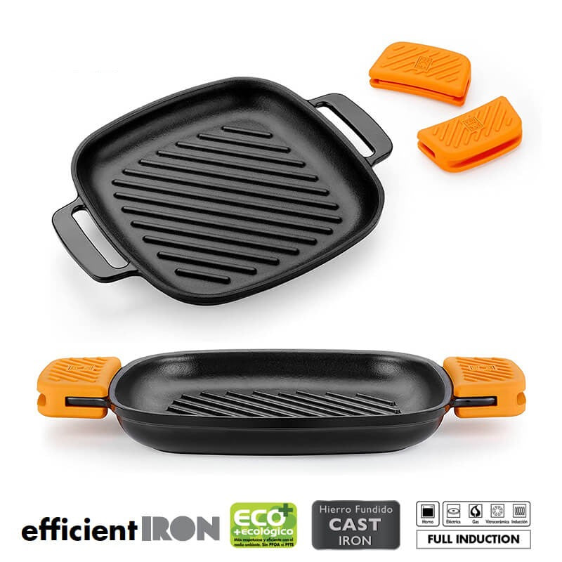 Plaque carrée en fonte noire avec anses, deux gants orange, fond rainuré, compatible avec diverses sources de chaleur.