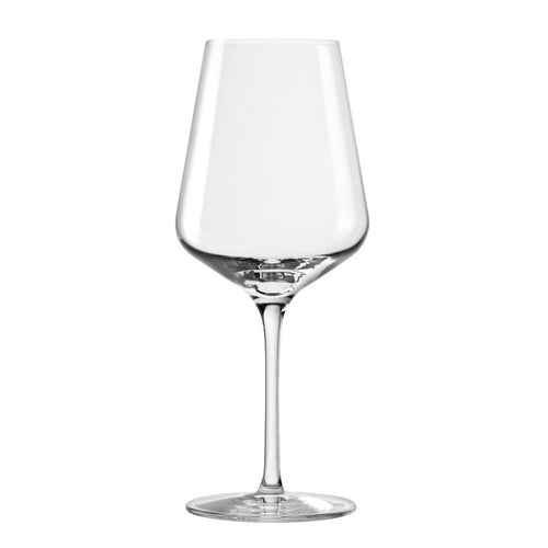 transparent Weinglas aus Glas mit dünner Stiel und runder Fuß auf weißem Hintergrund