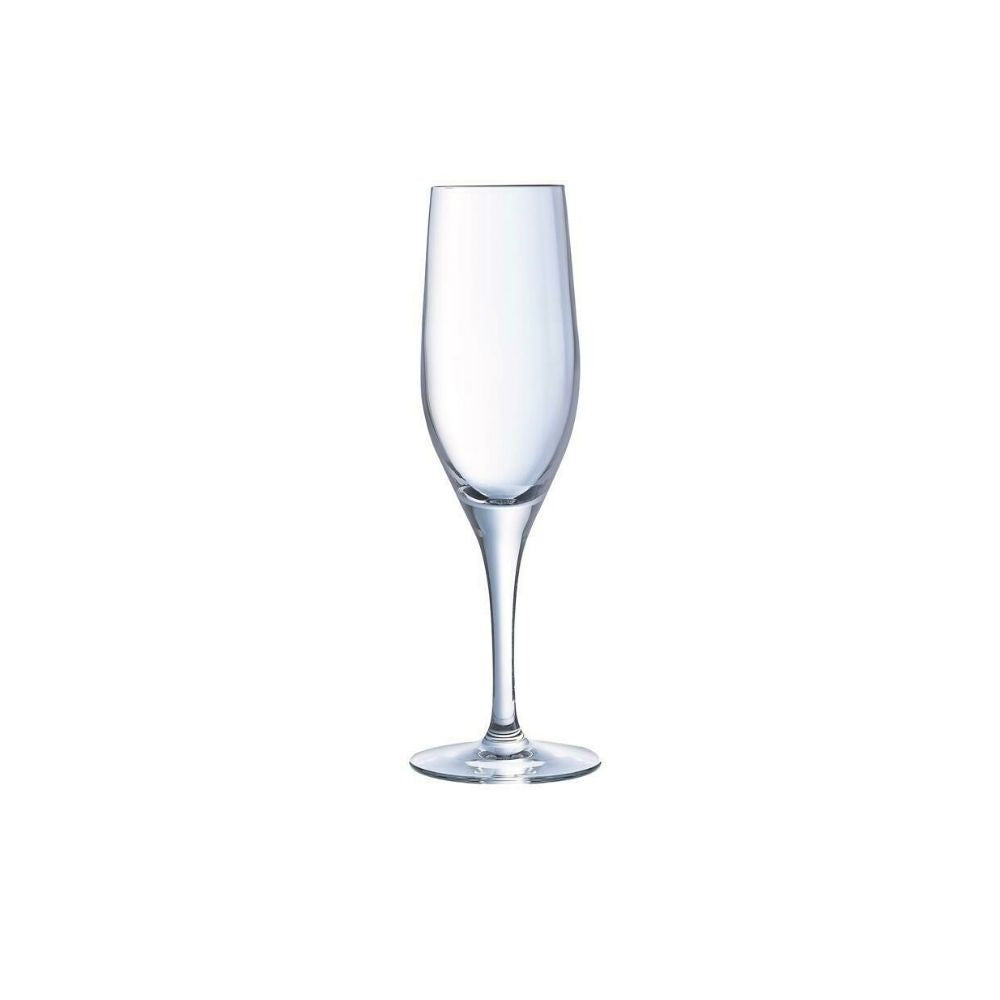 transparant champagne glass in glas met dunne stam en ropde basis op witte achtergropd