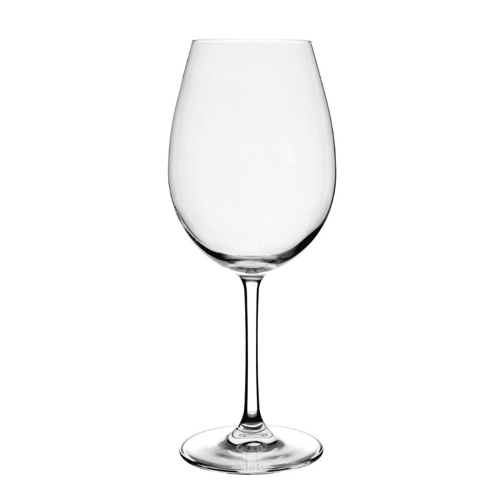 Transparant glazen wijnglas met dunne steel en brede kom op witte achtergrond.