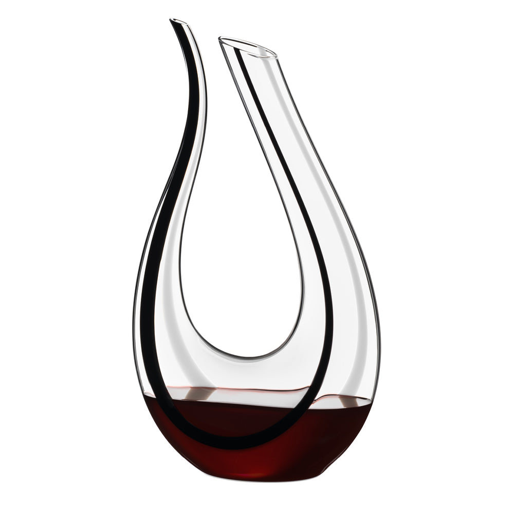 Deux carafes annulaires en verre avec vin rouge.
