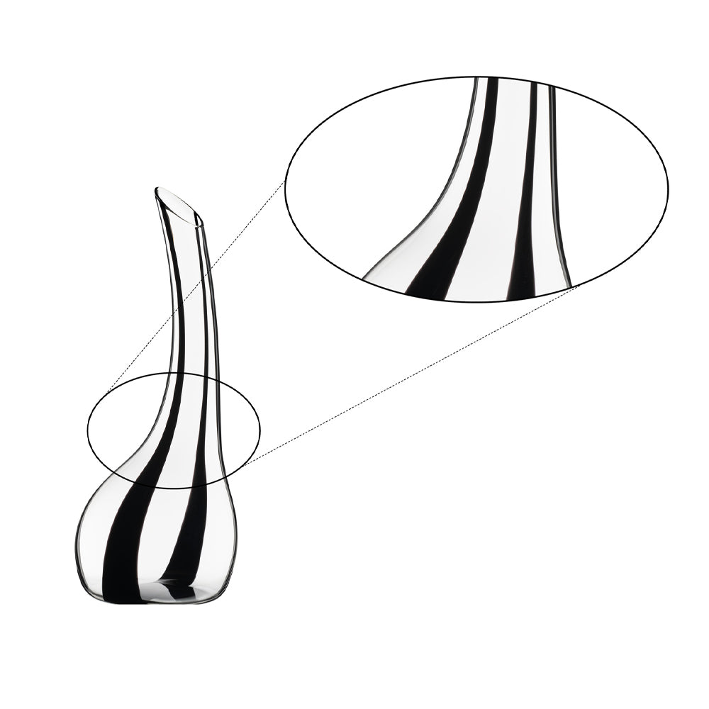 Dettaglio ingrandito del collo curvo di un decanter in vetro.