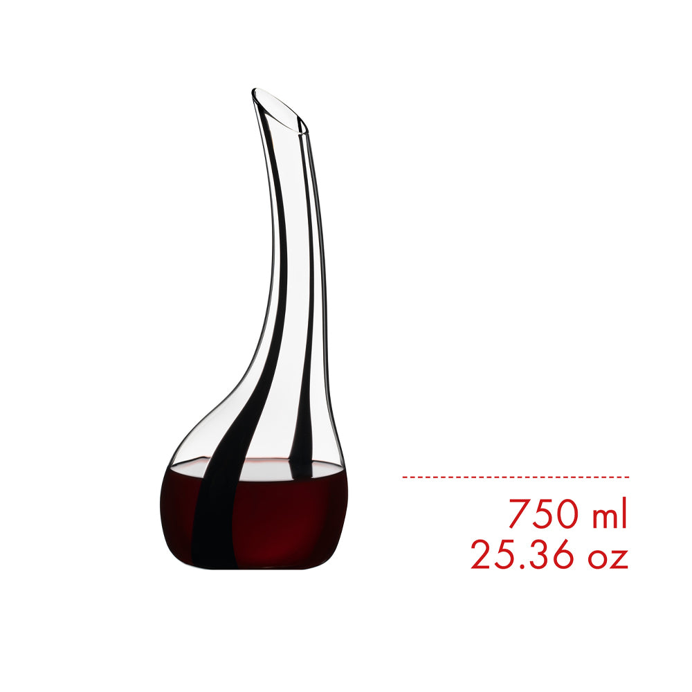 Decanter in vetro da 750 ml con vino rosso e indicazione della capacità.