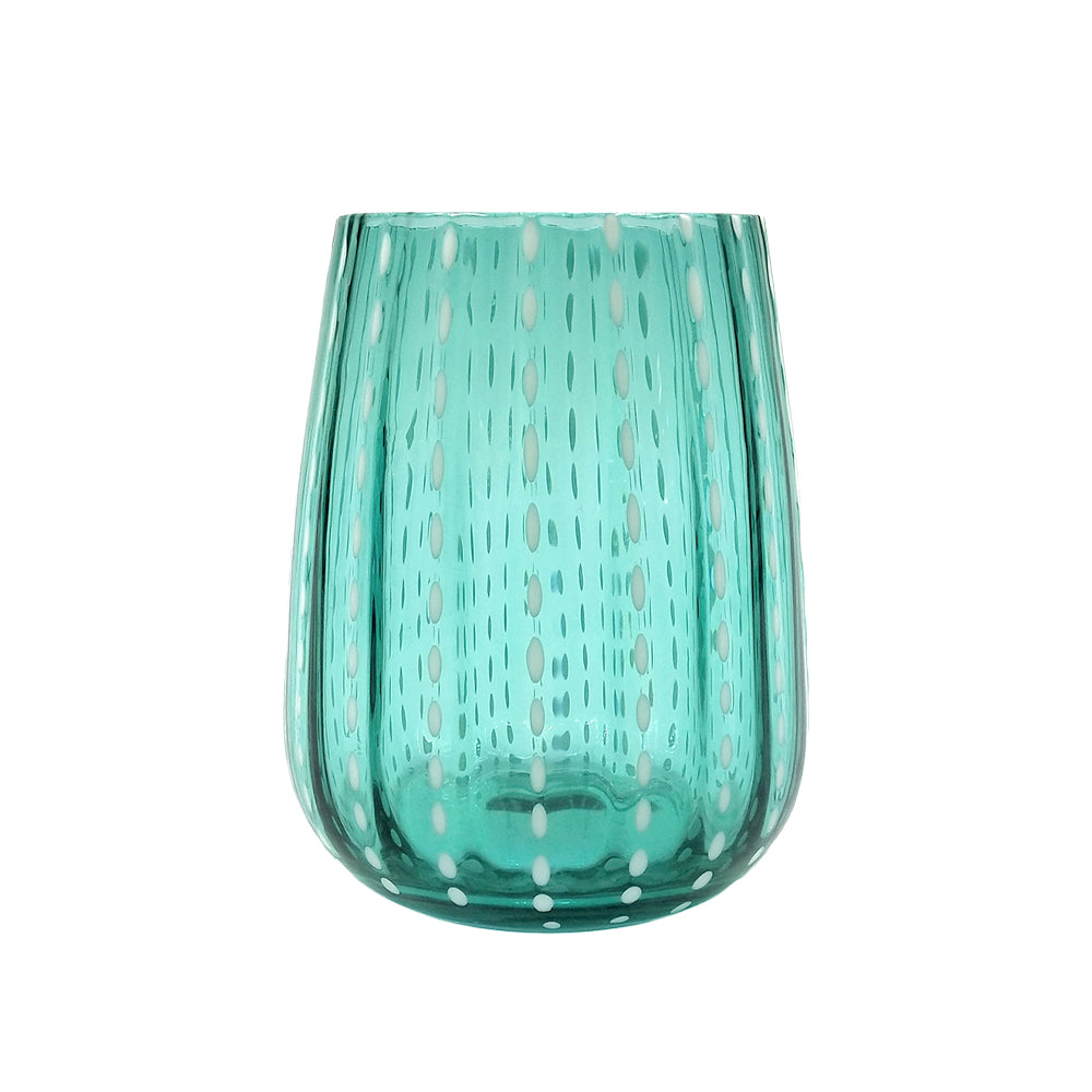 Vaso di vetro trasparente verde con striature verticali e punti bianchi, forma affusolata, superfici lucide.