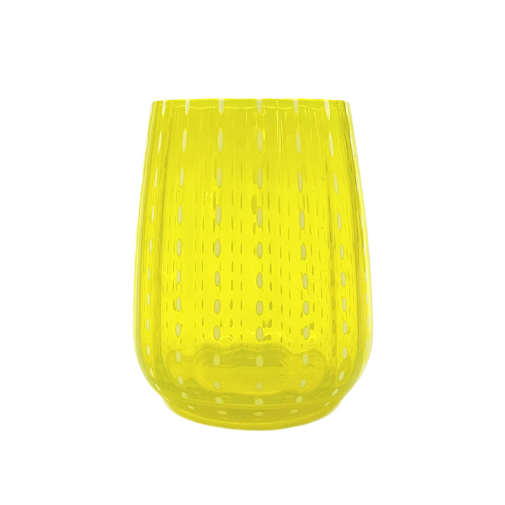 Vaso di vetro giallo con striature verticali e punti bianchi, forma arrotondata, trasparente e lucido.