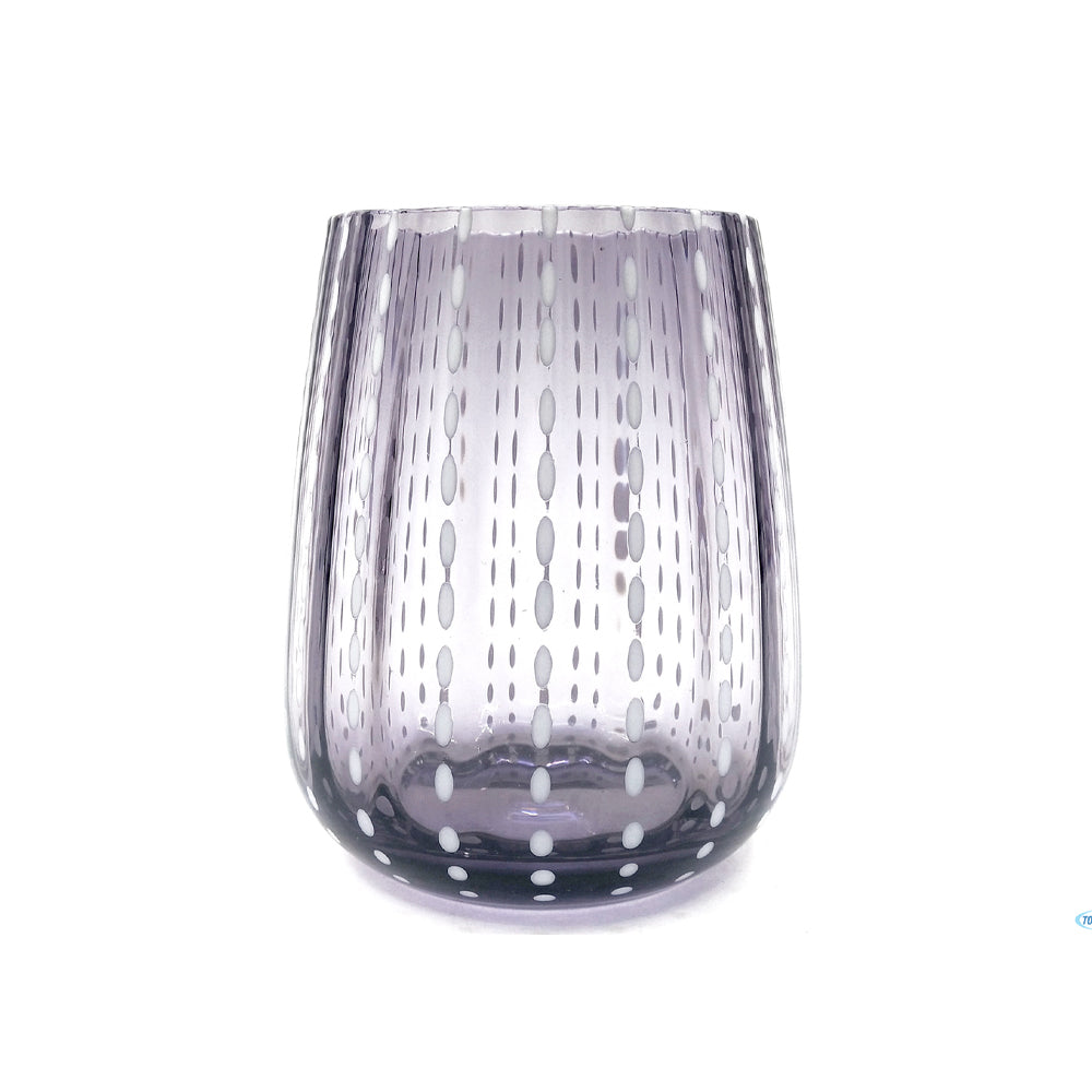 Vaso in vetro trasparente viola con decorazioni a punti bianchi, di forma curva e sottile.